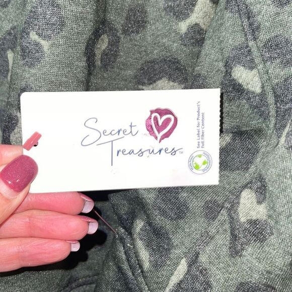 Secret Treasures Cheetah Print Crewneck Sweatshirt. Size Small Green NWT - Picture 6 of 8